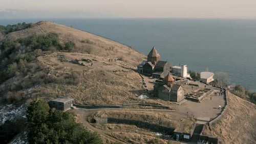 Vue aérienne du complexe du monastère de Sevanavank sur le lac Sevan