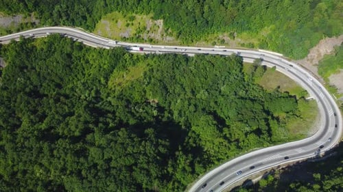 eine Autobahn in den Bergen