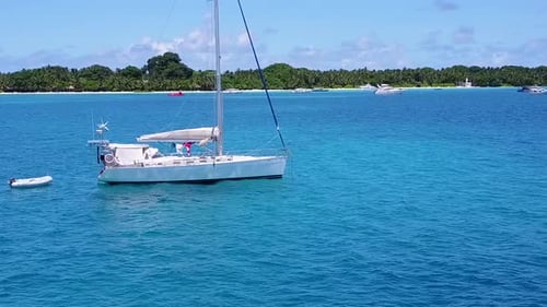 Sommerpanorama mit Meerblick Strandreise durch blaues Meer und Sandhintergrund in der Nähe des Resorts