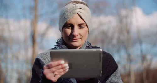 Touristin macht Bremse in Bergen und nutzt digitales Tablet