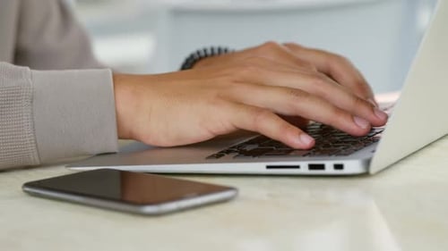 Mann benutzt Laptop 4k