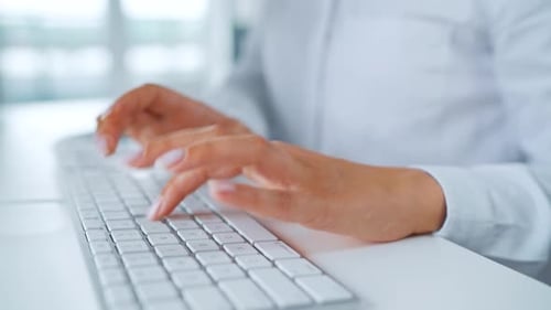 Weibliche Hände tippen auf einer Computertastatur. Konzept der Remote-Arbeit