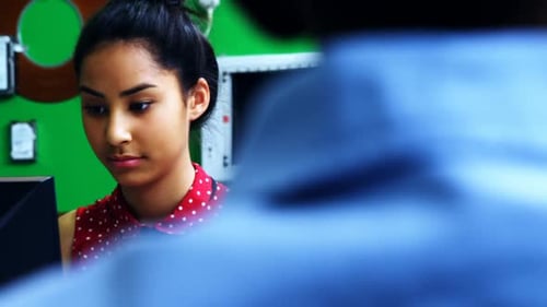 Schulmädchen lernt im Klassenzimmer am Computer
