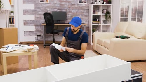 Travailleur d'assemblage de meubles utilisant un