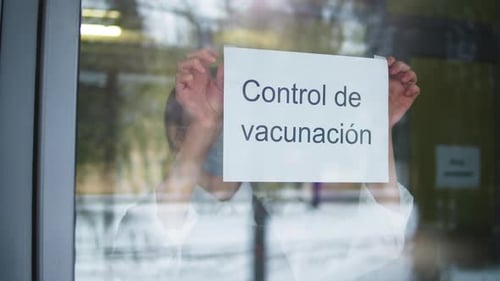 Mujer con máscara para entrar Requisitos de Covid Medidas internacionales de coronavirus Vacunación