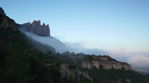 Wolken über dem Montserrat-Gebirge, Spanien. Zeitraffer