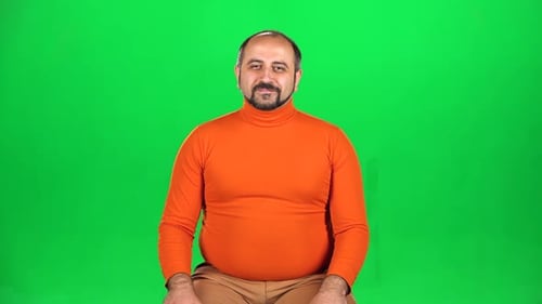 Voller kaukasischer Mann blickt in die Kamera und lächelt. Greenscreen. Zeitlupe