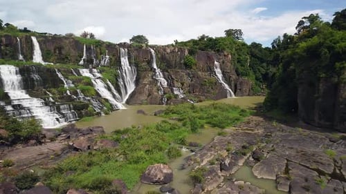 Vol en Drone au-dessus d'un parc naturel avec une cascade pittoresque et de la verdure