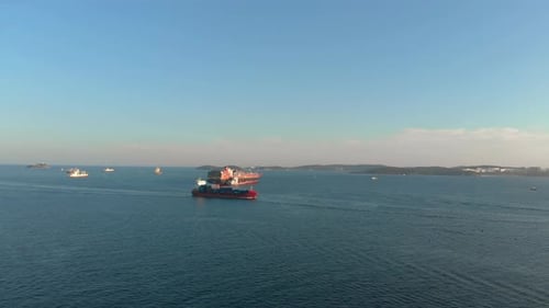 Luftaufnahme von zwei großen Containerschiffen in der Bucht
