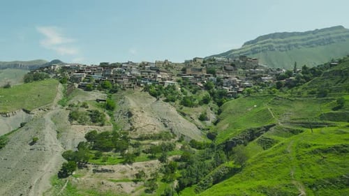 Blick von oben auf alte Bergsiedlung