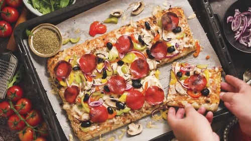 Köstliche hausgemachte rechteckige Peperoni-Pizza auf einem rustikalen Tisch