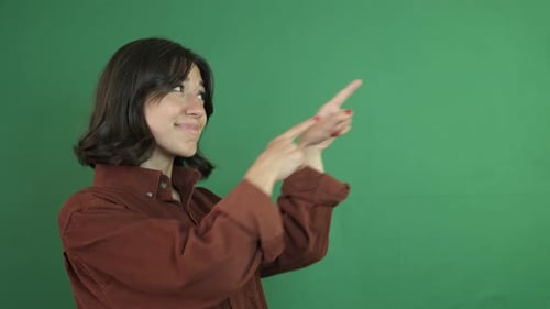 Frau zeigt mit rechten Eckfingern