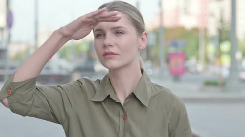 Femme à la recherche d'opportunités en plein air
