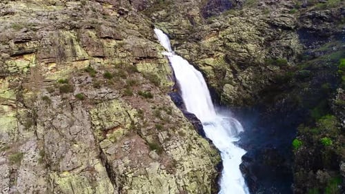 Berg-Wasserfall