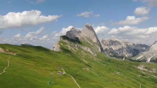 Survol de la spectaculaire crête de la montagne Seceda dans les Dolomites, Italie, Europe
