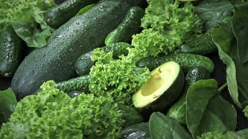 Grüner Hintergrund von frischen Salatblättern Avocado Gurke Zucchini
