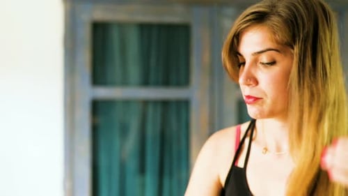 Mujer joven con un cepillo de pelo