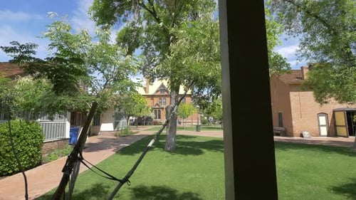Edificios y patio pequeño