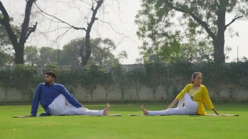 Demi Spinal Twist Yoga pose ou Ardha Matsyendrasana est fait par un couple indien
