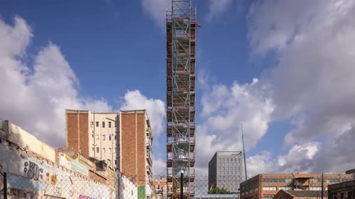 Obra en construcción con nubes en Barcelona