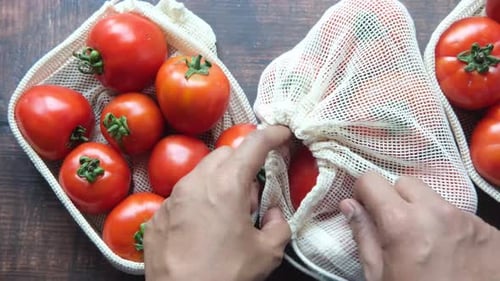 Tomates frescos en una bolsa reutilizable sobre la mesa