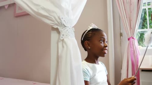 Père et fille en costume de fée s'amusant