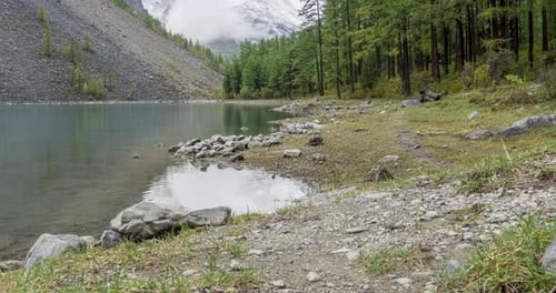 Mountain Lake Timelapse im Sommer oder Herbst. Wilde Natur und ländliches Mount Valley.
grün