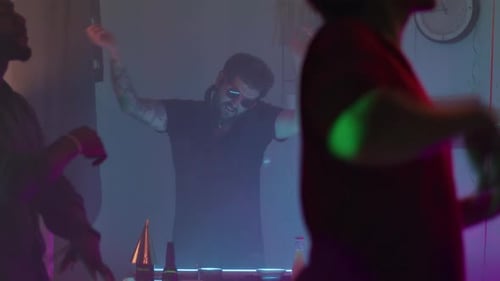 DJ dançando durante a festa em casa