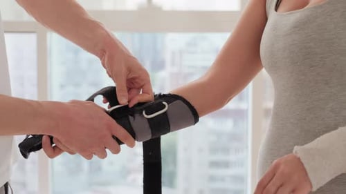 Mulher colocando equipamento para alongamento