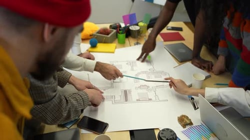 Kreatives Designteam diskutiert Wohnungsgestaltung
