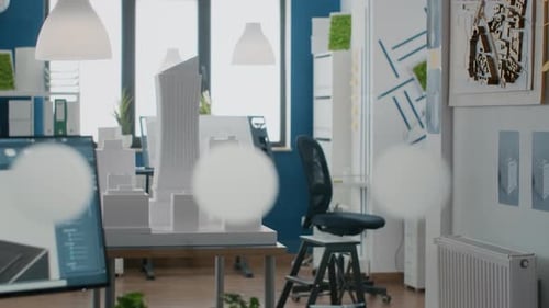 Niemand im Architekturbüro mit Gebäudemodell und 3D-Bauplan