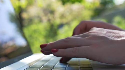 Weibliche Hände tippen Text auf der Tastatur des Laptops