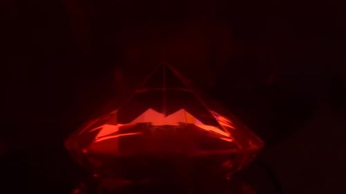 Leuchtend rote Farbe verwandelt sich in einen blau funkelnden Diamanten