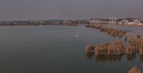 Kallar Kahar est un haut lieu touristique, situé à environ 25 kilomètres de la ville de Chakwal, dans la province