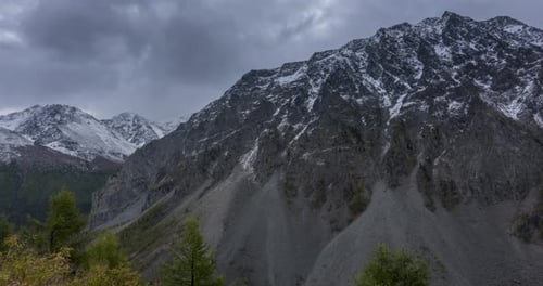 Zeitraffer epischer Wolken in Mountain Valley Autumn Time. Wilde endlose Natur und Schneesturm Himmel über