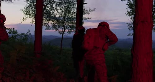 Grupo de soldados usando sinalizadores para sinalizar sua posição durante a ação militar na floresta densa
