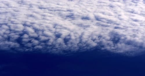 Blauer Himmel und Wolken aus dem Flugzeug, Echtzeit 4K