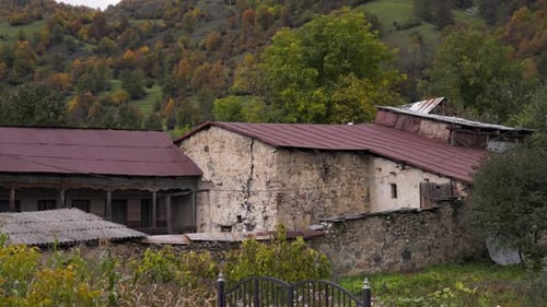 Ein altes Haus im ländlichen Dorf