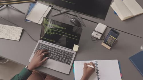 Programa de desarrollo de software femenino Codificación en computadora portátil