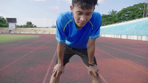 Männlicher Athlet müde nach dem Lauf