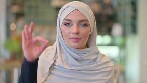 Porträt einer positiven arabischen Frau mit Ok-Zeichen