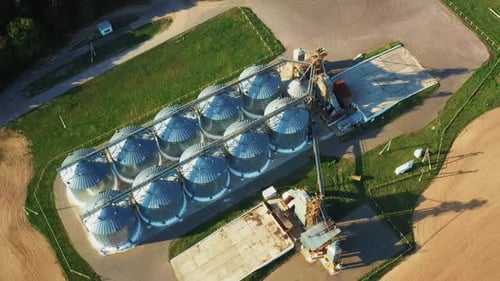 Moderner Getreidespeicher, Getreidetrocknungskomplex, kommerzielle Getreide- oder Saatgutsilos aus der Vogelperspektive, in sonniger Lage
