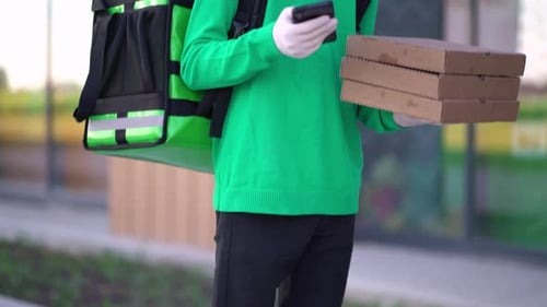 Der
junge Pizza-Kurier liefert eine Bestellung aus.