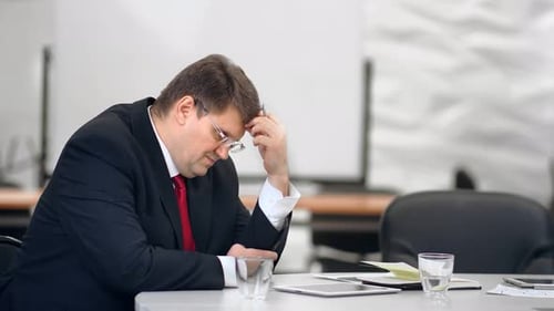 Trauriger Chef hat Firmenprobleme, hat Kopfschmerzen und Depressionen, Filmmaterial