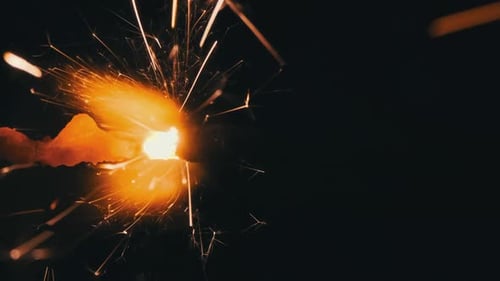 Éclaircissant Sparkler sur fond noir en macro au Ralenti