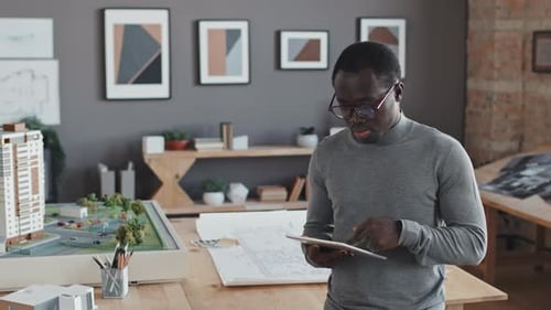 Schwarzer Architekt mit Tablet