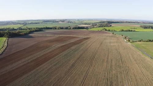 Luftdrohne schoss ein Feld mit einer Straße in einer ländlichen Gegend Drohne fliegt rückwärts