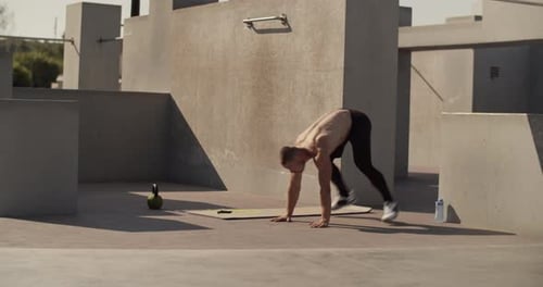 Sportif faisant de l'exercice Burpee dans la rue