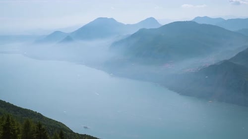Der Gardasee von oben im Nebel