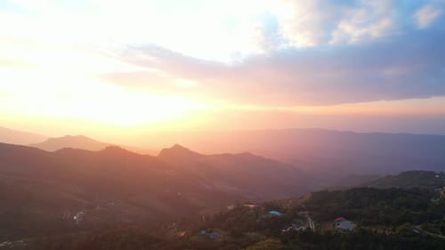 4K-Luftaufnahme von der Drohne, herrliches Sonnenlicht auf dem hohen Berggipfel.
